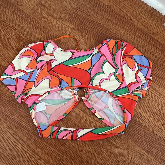 Groovy Open Back Crop Top - Picture 4 of 4